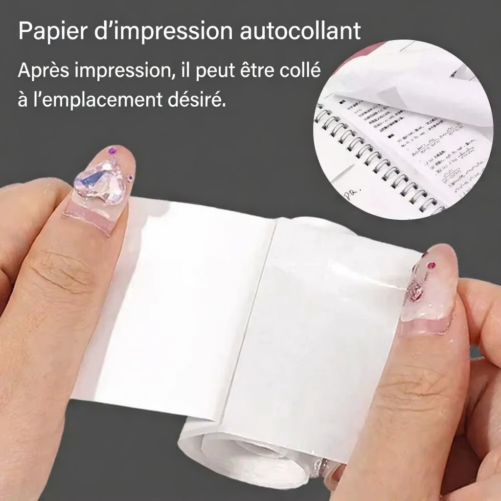 Gros plan mains tenant rouleau papier thermique autocollant pour imprimante photo enfant sans encre. Encadré : sticker photo collé sur cahier. Colle partout après impression – ludique et créatif 4-10 ans !